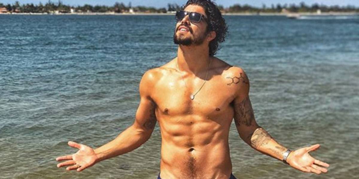 Caio Castro se irrita após foto mão no pênis vazar ContilNet Notícias