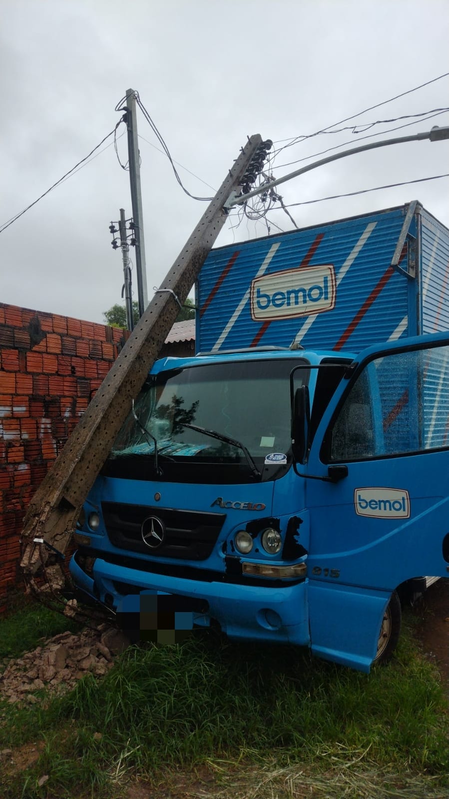 Assaltantes invadem loja roubam caminhão e batem veículo em poste