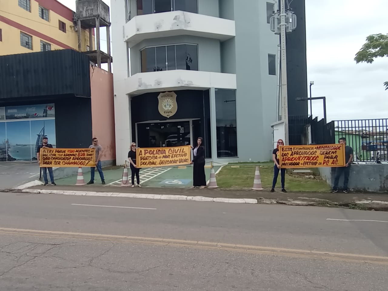 Aprovados No Cadastro De Reserva Da Pol Cia Civil Fazem Ato Pedindo