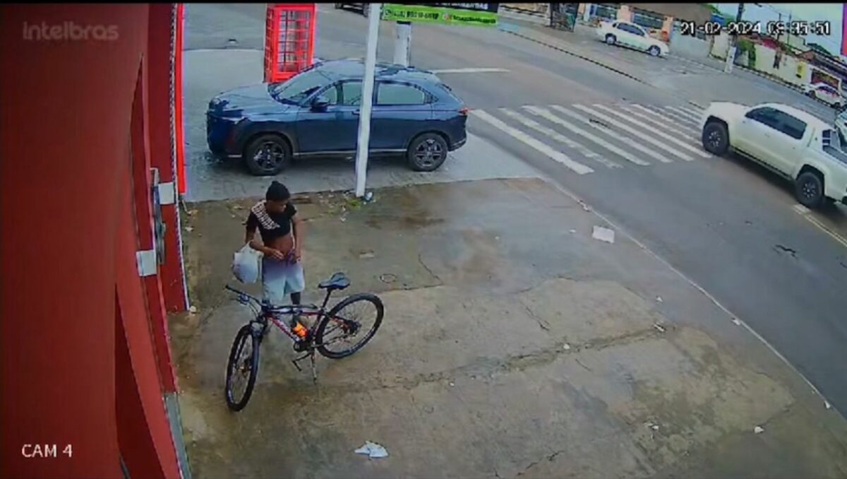 Câmeras flagram homem roubando bicicleta de cliente em frente à padaria