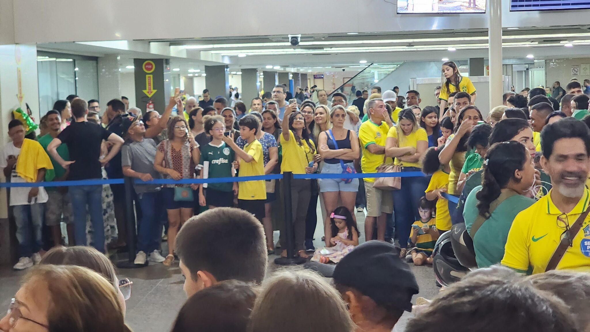 Mais De Mil Apoiadores Recepcionam Bolsonaro No Aeroporto De Rio Branco