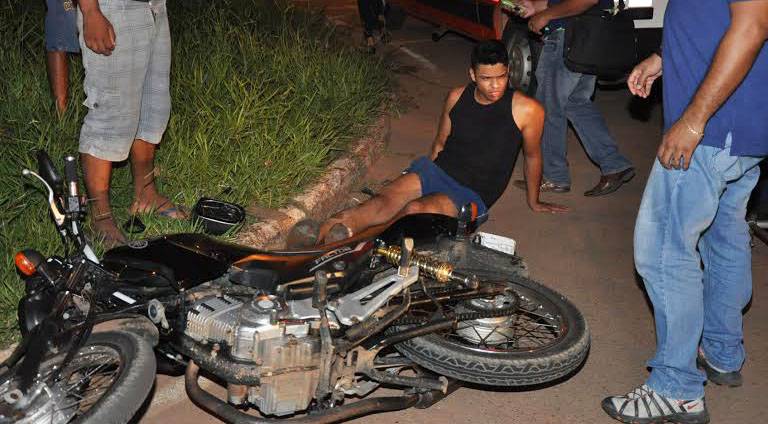 O condutor da moto, Tiago de Carvalho, de 21 anos, teve que ser socorrido pelo Samu/Foto: Selmo Melo/ContilNet Notícias colisa-mot0-6