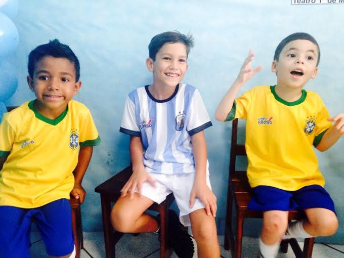 Alunos da Colégio Padrão se vestem com uniformes das seleçõese futebol do Brasil e Argentina copa-criancas