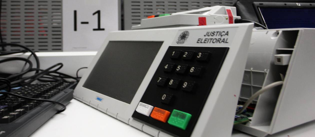 Estudantes de Computação da UNB fizerem testes públicos em 2009 - Givaldo Barbosa / O Globo urna