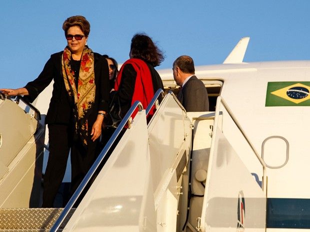 Foram, ao todo, 80 viagens. As viagens oficiais estão registradas no site da Presidência da República 12.09.24-12.21.54-dilma aviao sturcket.jpg