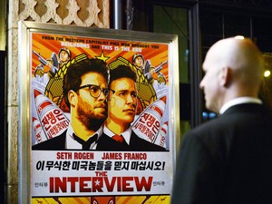 Segurança protege entrada de sala de cinema nos EUA durante pré-estreia do filme 'A entrevista' (Foto: REUTERS/Kevork Djansezian/Files) 2014-12-17t231742z 1086707522 tm3each1egn01 rtrmadp 3 sony-cybersecurity-theaters