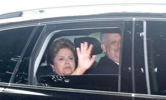 Dilma chega ao Palácio da Alvorada acompanhada pelo ministro de Relações Institucionais Ricardo Berzoini - ANDRE COELHO/Agencia O Globo / André Coelho O Globo Dilma4