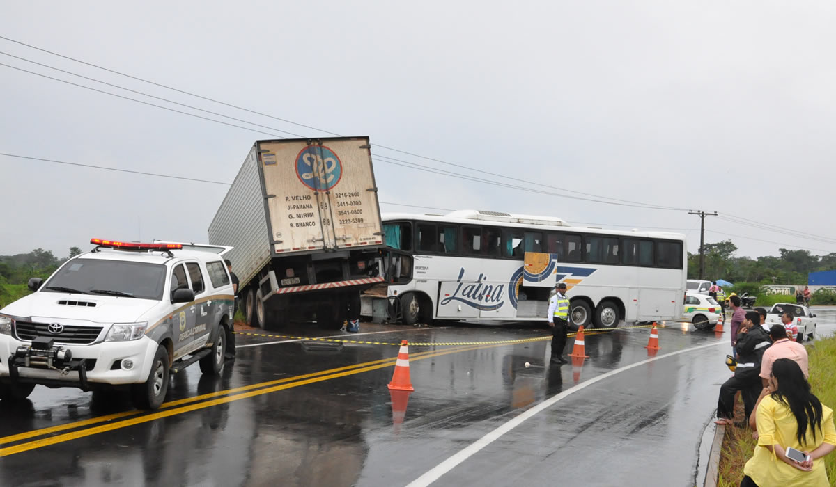 Acidente aconteceu no dia 24 na estrada de Cruzeiro do Sul/Foto: Juruá Online acidente-variante-latina-coimbra-2