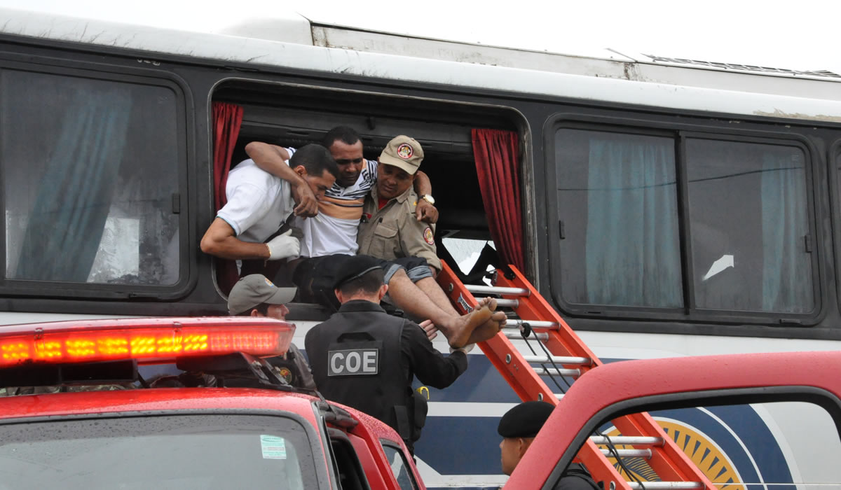 Corpo de Bombeiros e PM ajudam no resgate das vítimas/Foto: Tribuna do Juruá acidente-variante-latina-coimbra-5