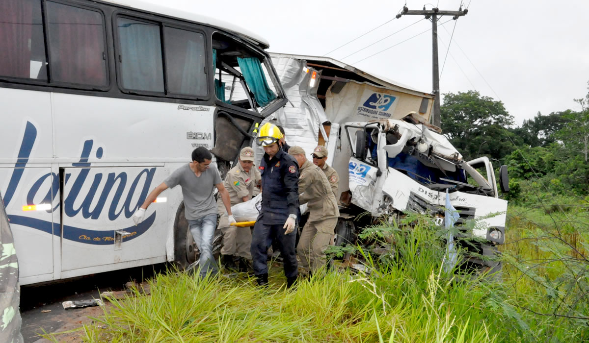Duas pessoas morreram durante o acidente na estrada Variante, em Cruzeiro/Foto: Tribuna do Juruá acidente-variante-latina-coimbra-7