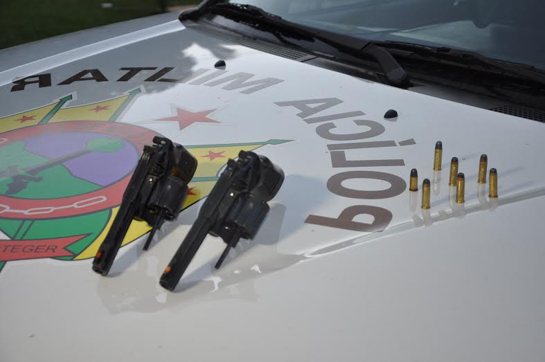 No local, os agentes encontraram dois revólveres calibre 38, e seis munições/Foto: Selmo Melo/ContilNet Notícias armas-preso