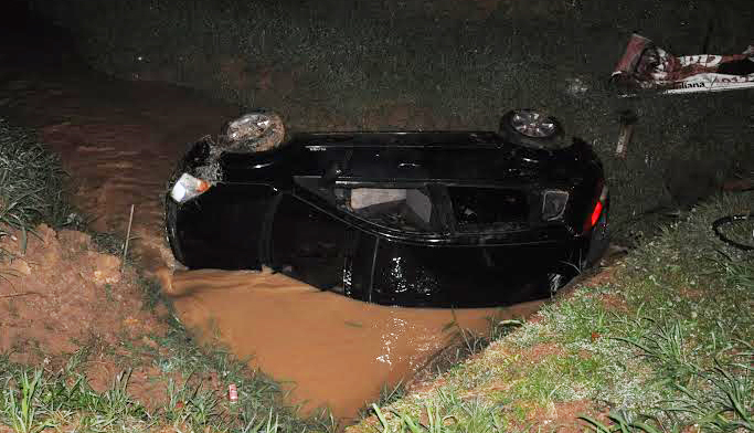 Motorista perdeu o controle e caiu dentro de um córrego/Foto: Selmo Melo/ContilNet Notícias carrocorrego