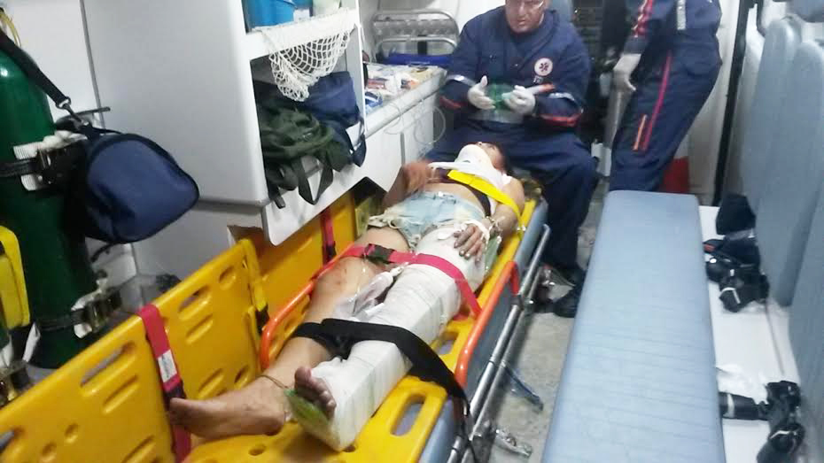 O casal foi atendido por uma ambulância do Samu/Foto: Selmo Melo/ContilNet Notícias casal-feirido