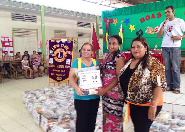Equipe conseguiu montar mais de 75 cestas básicas e beneficiar famílias de alunos carentes do colégio/Foto: ContilNet Notícias coopeserge-natal5