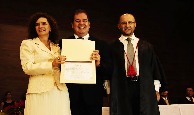 Aconpanhado da esposa, Tião Viana é diplomado governador do Estado diplomados