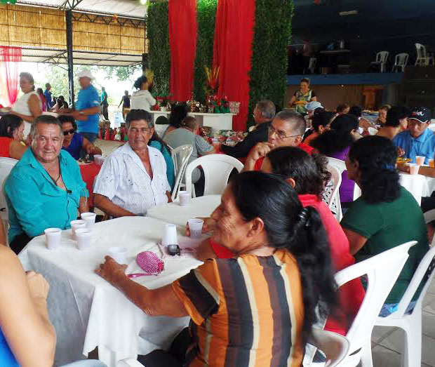 Idosos lotam o clube da AABB na última festa do ano promovida pela Prefeitura de Sena