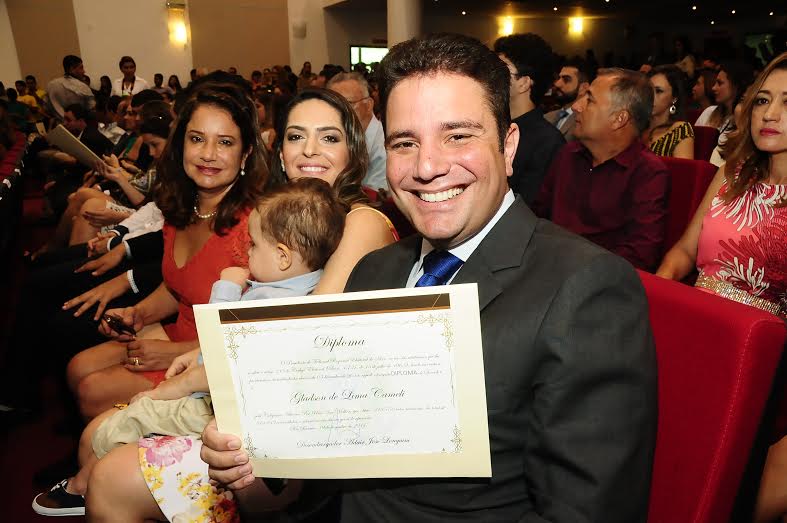Ao lado da família, Gladson exibe seu diploma de senador da República/Foto; Selmo Melo/ContilNet Notícias gladson-diplmado2