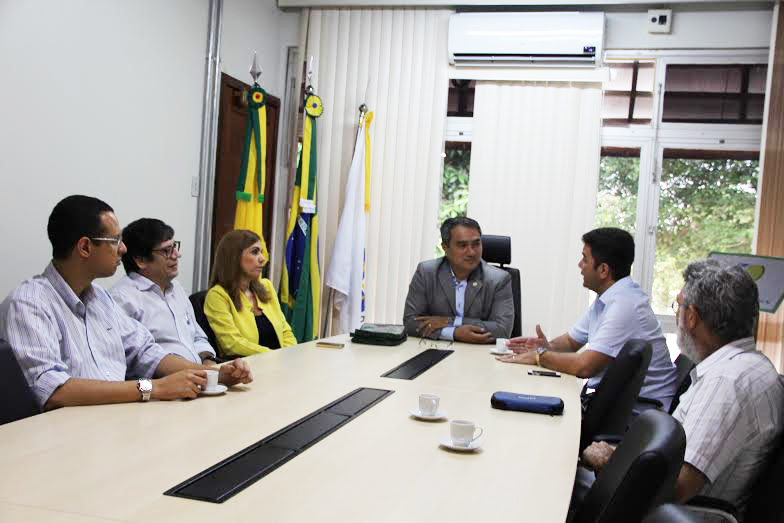 O reitor agradeceu o empenho e disse que Gladson é um parceiro da Ufac e do incentivo ao ensino superior no Acre/Foto: Assessoria gladson-ufac