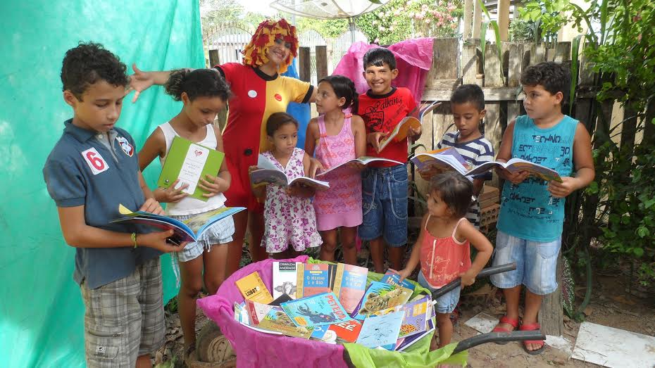 “A menina que emprestava livros” promove a leitura com moradores de várias áreas de Xapuri/Foto: Divulgação livromenina