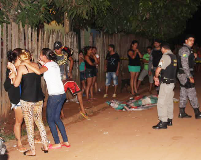Vítima não resistiu aos ferimentos e morreu no local do crime/Foto: Selmo Melo/ContilNet Notícias morto-taqueri2