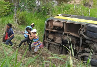 Ônibus caiu a poucos metros de um igarapé entre os municípios de Tarauacá e Feijó onibus-cai