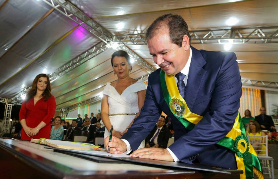 Tião Viana ao lado da esposa e da sua vice, Nazaré Araújo/Foto: Secom posse-tiao