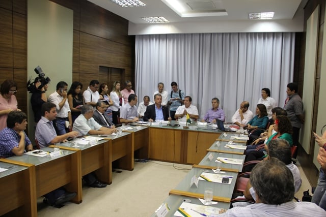 Bancada federal do Acre se reuniu com governador para discutir a crise que atingiu o Acre reuniao-bancada-federal-acre
