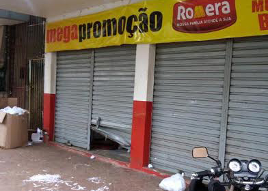 O estabelecimento foi arrombado e alguns produtos foram levados/Foto: Selmo Melo/ContilNet Notícias romera