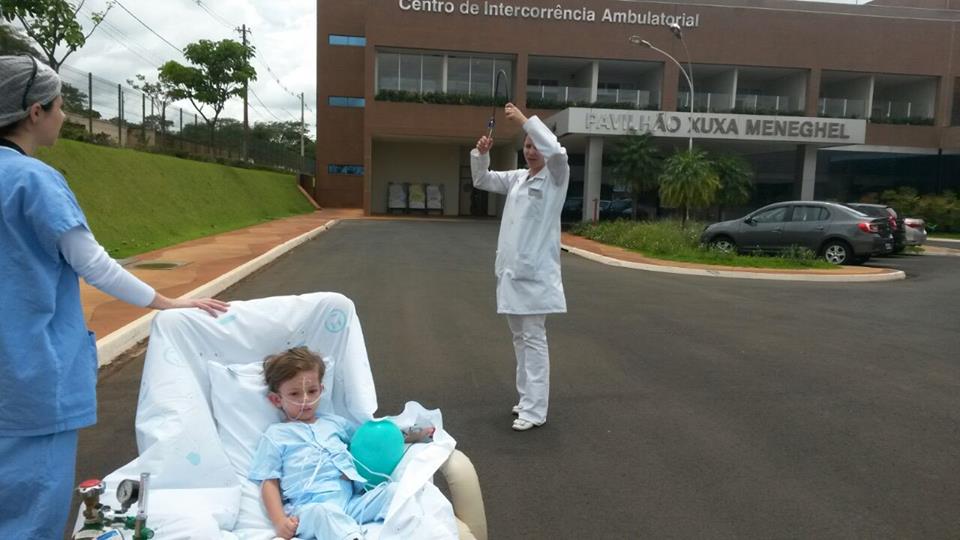 Daniel em frente ao hospital em São Paulo/Foto: Arquivo Pessoal 10426198 388509654645165 3593835218310426994 n
