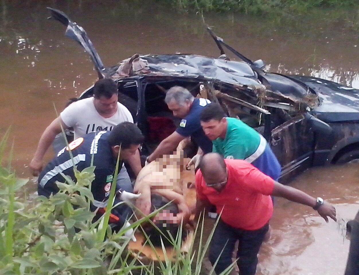 Carro capotou várias vezes e caiu em um ribanceira/Foto: Reprodução WhatsApp BlurImage13-12-2014-2-5-53
