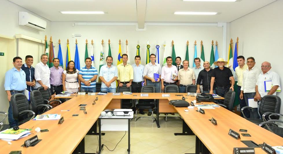Os prefeitos debateram também a implantação das unidades de tratamento de resíduos sólidos PREFEI