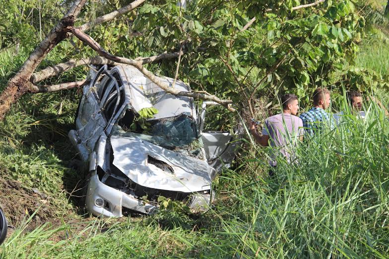Um guincho foi acionado e conduziu a Hilux até a garagem de venda do proprietário do veículo/Foto: Selmo Melo/ContilNet Notícias capotamento