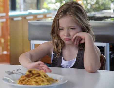 crianca-limpar-prato