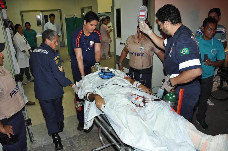 Delegado foi levado para a sala de cirurgia/Foto: Selmo Melo/ContilNet Notícias delegado-baledado2