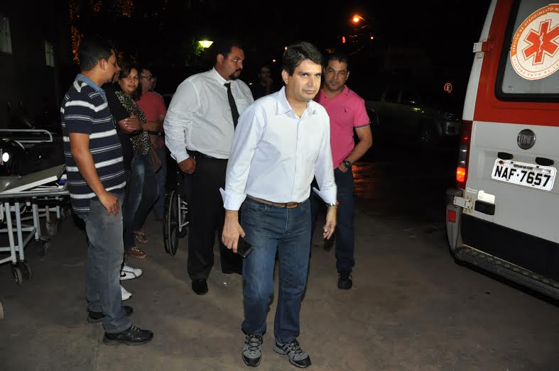 O delegado-geral da Polícia Civil, Emylson Farias, esteve no hospital para acompanhar a chegada do delegado/Foto: Selmo Melo/ContilNet Notícias delegado-baledado3