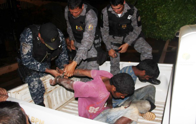 Os dois foram presos pela polícia boliviana e entregue ao batalhão da PM/Foto: O Alto Acre foragidocobija