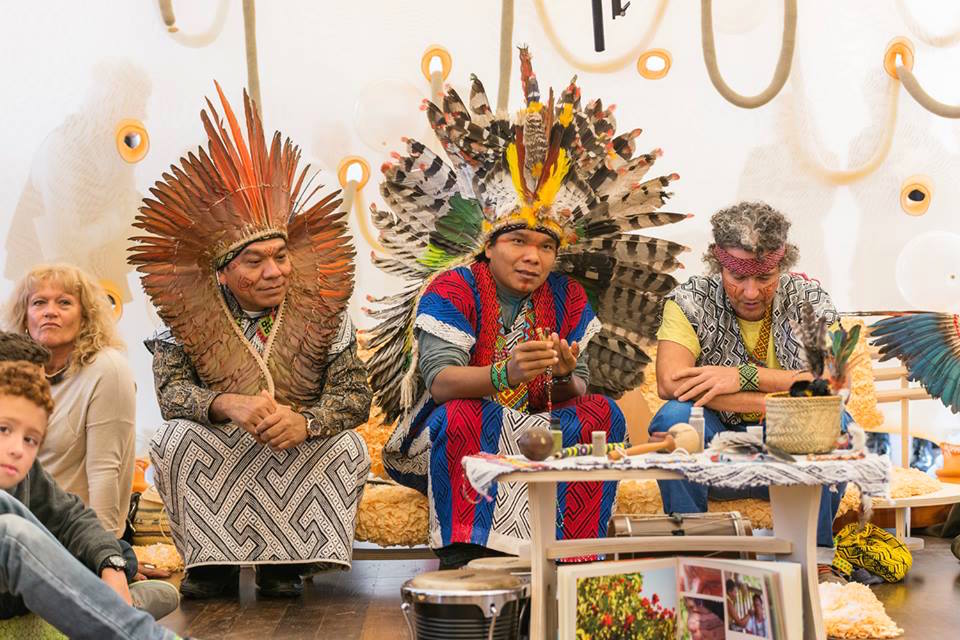 Siã Kaxinawa e o filho Bane Huni Kuin, que mora na Europa, com o amigo Ernesto Neto/Foto: Blog da Amazônia kaxinawa