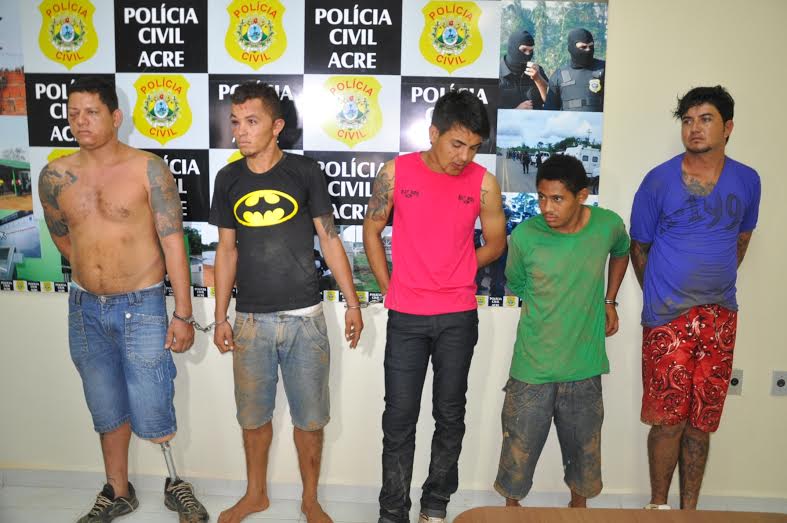 Os presos foram conduzidos à Delegacia de Flagrantes/Foto: Selmo Melo/ContilNet Notícias presos-macro