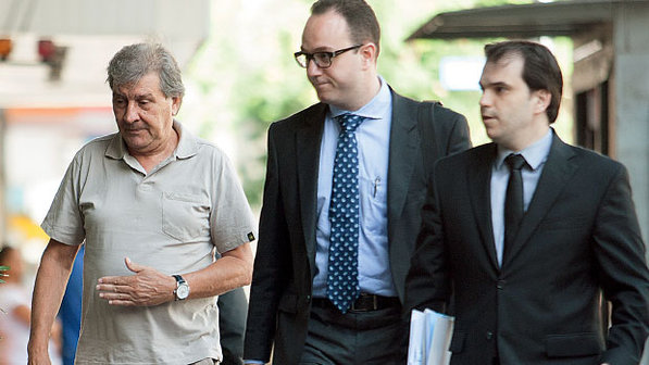 Money delivery: Acompanhado de seus advogados, Rafael Ângulo Lopez negocia um acordo de delação premiada com a Justiça. Durante anos, ele distribuiu dinheiro desviado da Petrobras a “clientes” famos do esquema de corrupção rafael-angulo-lopez-size-598