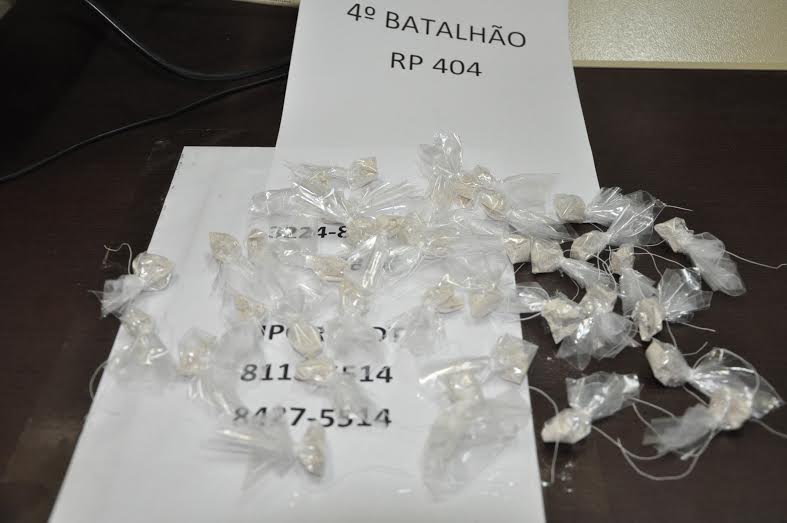Polícia apreendeu 38 trouxinhas de pasta base/Foto: Selmo Melo/ContilNet Notícias trouxinhas