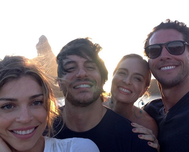 Apresentador posa com a Angélica, Grazi Massafera e Ricardo Tozzi (Foto: Arquivo pessoal) 8canto