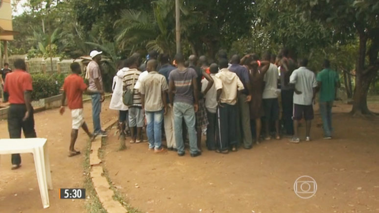“O abrigo em que eles vivem está superlotado e as condições de higiene são precárias”, destacou a repórter Débora Ribeiro/Foto: Reprodução TV Acre abrigos-lotados