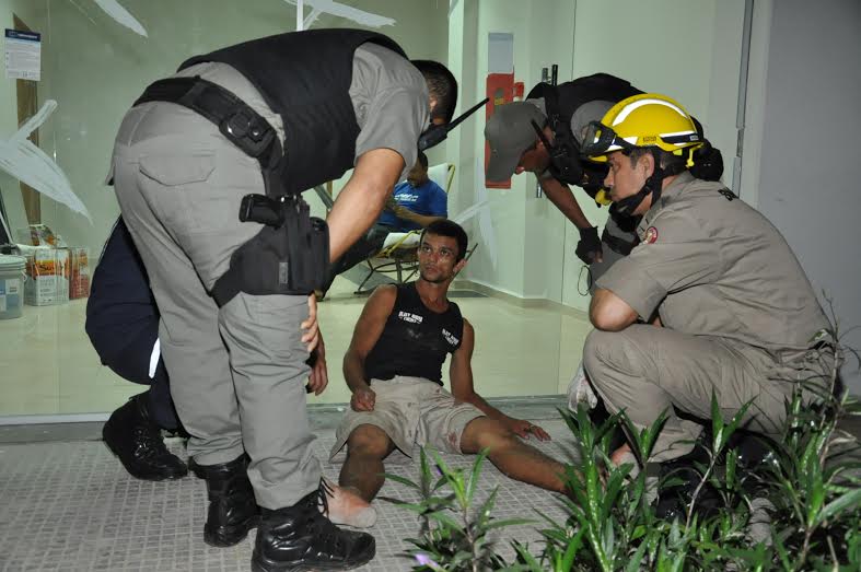 Homem resgatado já havia subido no telhado do Novo Mercado Velho/Foto: Selmo Melo/ContilNet Notícias alucinado2