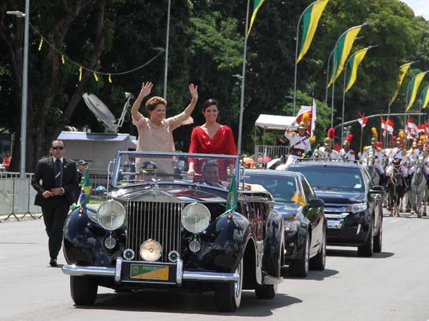 Dilma cruza a Esplanada em Rolls Royce acompanhada filha (Foto: Vianney Bentes / TV Globo) dilma-e-a-filha-em-rolls-royce