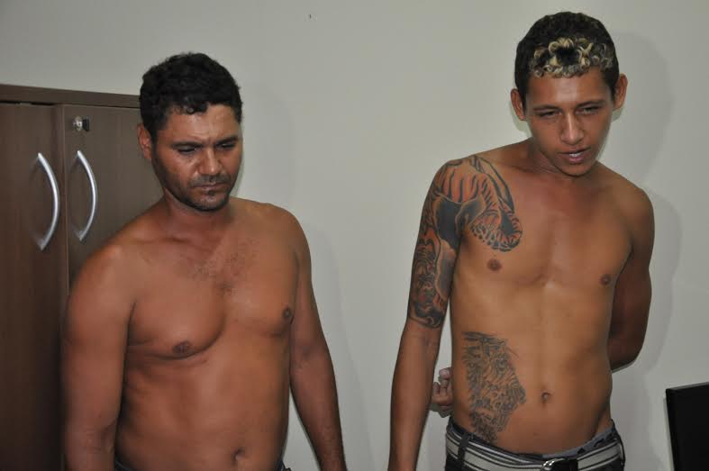 Os dois foram presos no final da tarde deste sábado (3), no bairro Vanderlei Dantas, pela Polícia Militar/Foto: Selmo Melo/ContilNet Notícias droga-presos2