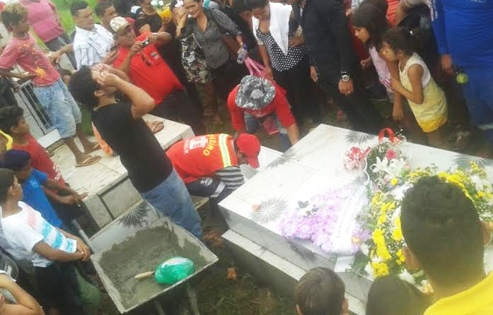 Amigos e familiares dão o último adeus à adolescente/Foto: Reprodução WhatsApp/Grupo Mundo Cão enterro