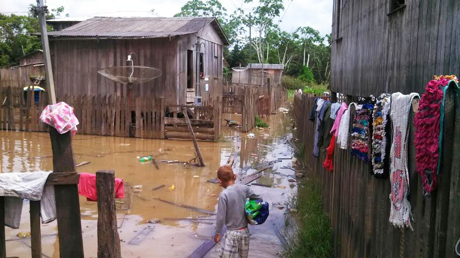 Quatro famílias já foram retiradas de suas casas por causa da cheia/Foto: Assessoria famialias-cheia-sena