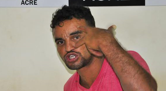 Segundo a polícia, o acusado estava ameaçando com uma faca o seu cunhado, marido da irmã dele/Foto: Selmo Melo/ContilNet Notícias homem-ameaca