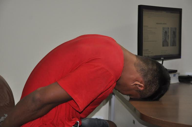 Com ele, os policiais encontraram um revólver calibre 38 com munições e com a numeração raspada/Foto: Selmo Melo/ContilNet Notícias homme-arma