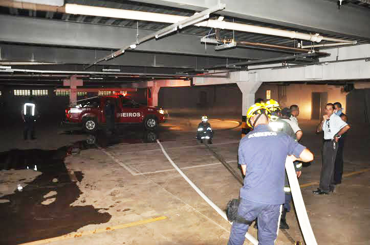 Homens do Corpo de Bombeiros conseguem apagar as chamas/Foto: Selmo Melo/ContilNet Notícias incendio-rio2